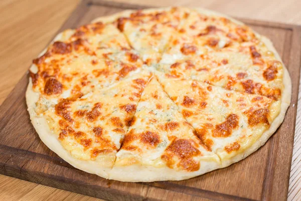 Lekkere pizza worst-kaas — Stockfoto