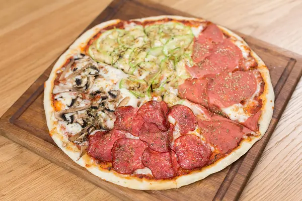 Lekkere pizza worst-kaas — Stockfoto