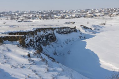 Kış masal, ağaçlar, buzlu kış sabahı