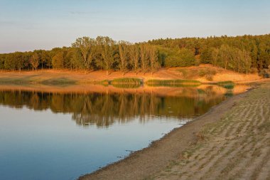 Sazlık, göl günbatımı ile sessiz Gölü