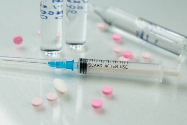 ürün çeşitliliği, tablet, şırıngalar içinde ilaç