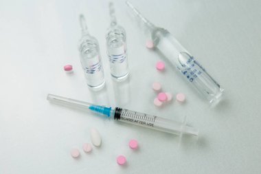 ürün çeşitliliği, tablet, şırıngalar içinde ilaç