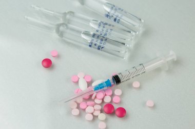 ürün çeşitliliği, tablet, şırıngalar içinde ilaç