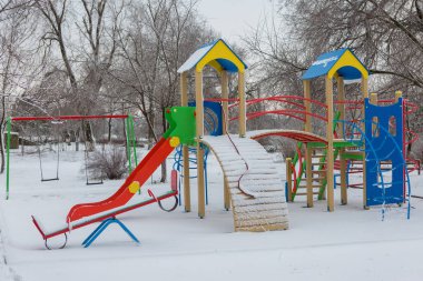 Kışın, çocuk slayt Bahçesi