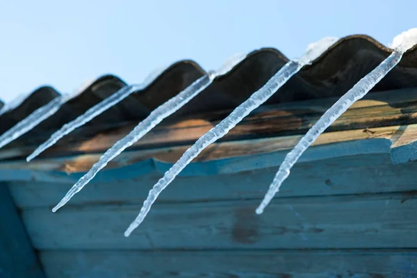 Eiszapfen Auf Dem Dach Gefrorenes Wasser — Stockfoto