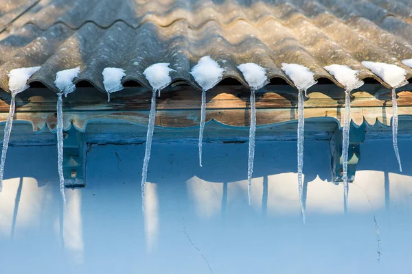 Eiszapfen Auf Dem Dach Gefrorenes Wasser — Stockfoto