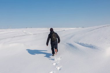 zirveleri karlı çölde yürüyüş karlı bir dağ tırmanışı, fatihi
