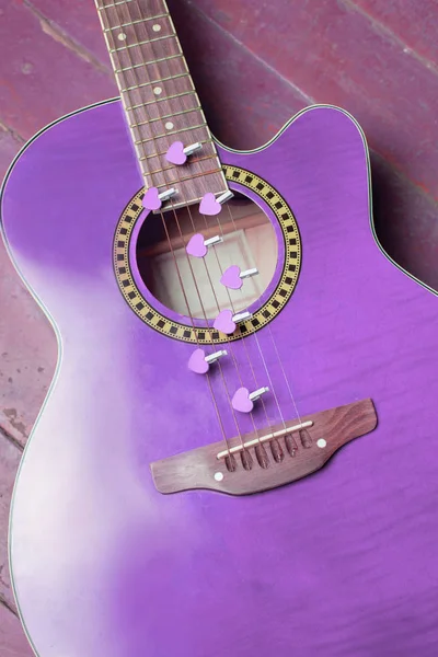 Guitare Violette Avec Coeurs Notes Amour Sur Cordes Guitare Fantastique — Photo