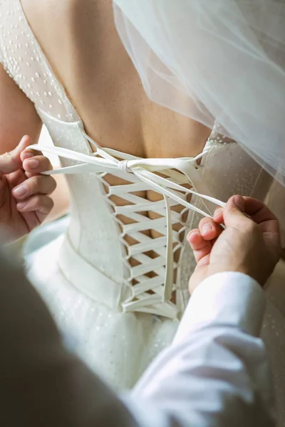 Abiti Damigella Onore Pizzo Sposa Sta Provando Vestito Bella Mattina — Foto Stock