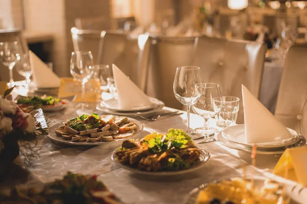 ziyafet salonu Restoran gıda ile güzel dekore edilmiş tablolar