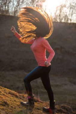 Kız uzun saçlı Bahar, dans kız dağlarda, ağır metal rock