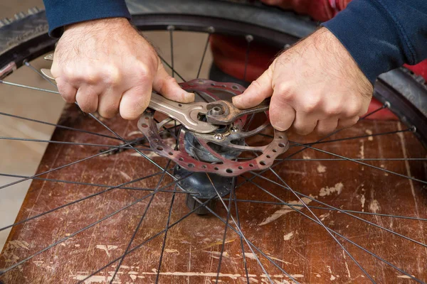 Manutenção Bicicleta Substituindo Componentes Uma Bicicleta — Fotografia de Stock