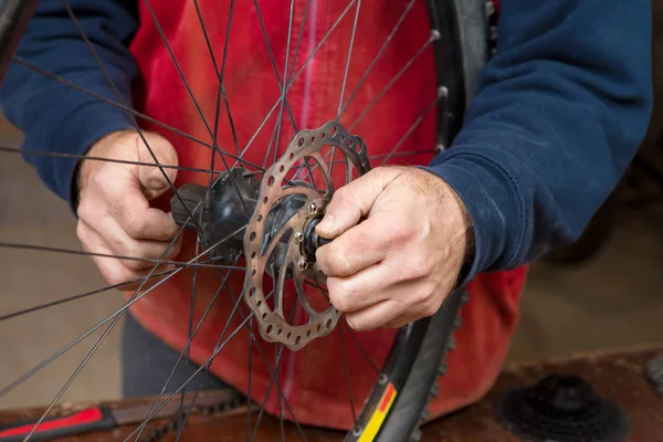 Maintenance of the bicycle, replacing components on a bicycle