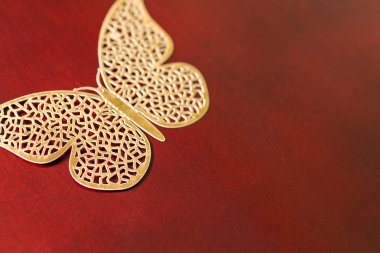 Dekoratif kelebek kırmızı zemin üzerine altın oymalı kelebekler