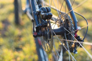 Arkadaki dağ bisikleti koruyucu bir bisiklet yakın çekim