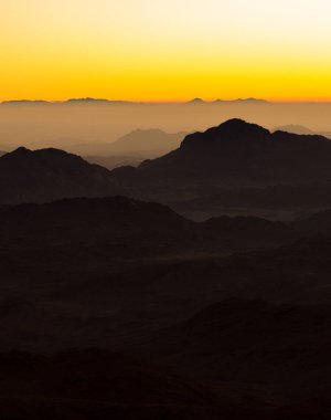 Sina Dağı 'nda şaşırtıcı gün doğumu, Mısır' da güzel şafak, dağdan güzel manzara