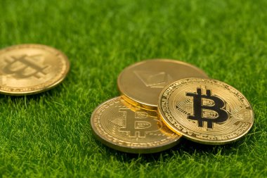 ABD bayrağının arka planında bitcoin ve ethereum