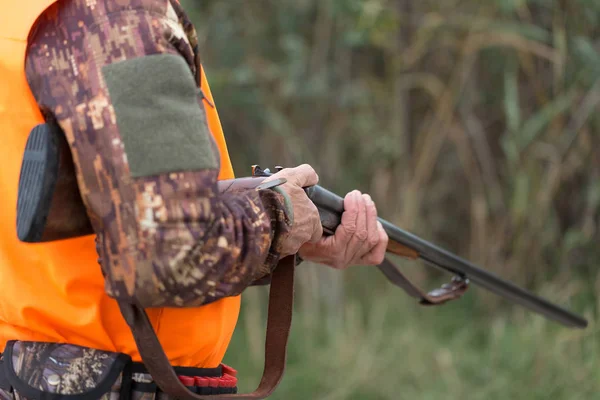 Man Gun His Hands Orange Vest Pheasant Hunt Wooded Area — Stock Photo, Image