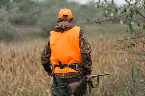 Man Gun His Hands Orange Vest Pheasant Hunt Wooded Area — Stock Photo, Image