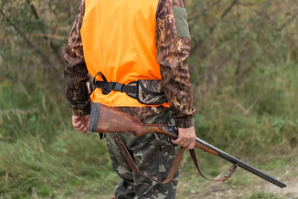 Muž Pistolí Rukou Oranžovou Vestou Lovu Bažantů Zalesněné Oblasti Zataženého — Stock fotografie