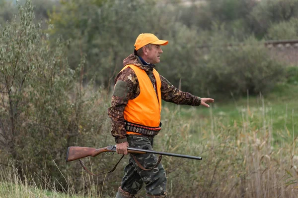 Homme Avec Pistolet Main Gilet Orange Lors Une Chasse Faisan — Photo