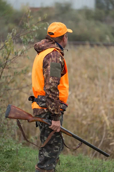 Homme Avec Pistolet Main Gilet Orange Lors Une Chasse Faisan — Photo