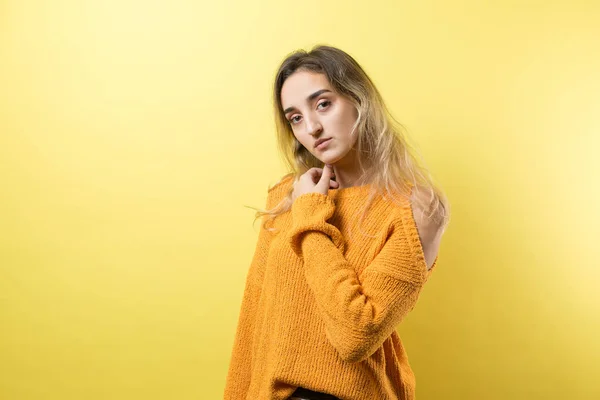 Glad Ung Kaukasisk Kvinna Känslomässiga Gester Modeller Studio Bakgrund — Stockfoto