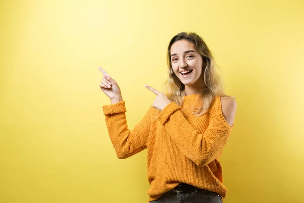 Щаслива Молода Біла Жінка Моделі Емоційних Жестів Фоні Студії — стокове фото