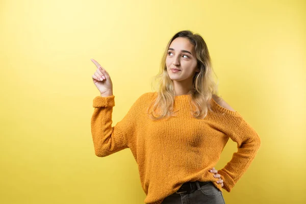 Feliz Joven Caucásica Modelos Gestos Emocionales Fondo Del Estudio — Foto de Stock