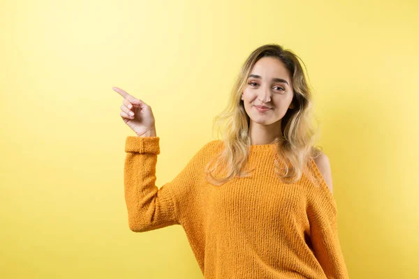 Jovem Caucasiana Feliz Modelos Gestos Emocionais Fundo Estúdio — Fotografia de Stock