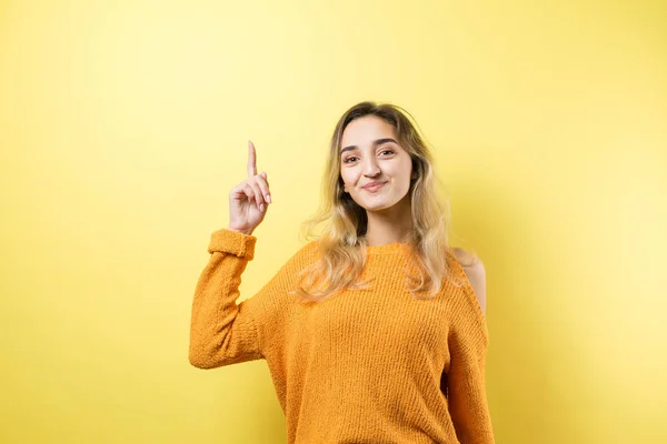 Joyeux Jeune Femme Caucasienne Modèles Gestes Émotionnels Sur Fond Studio — Photo