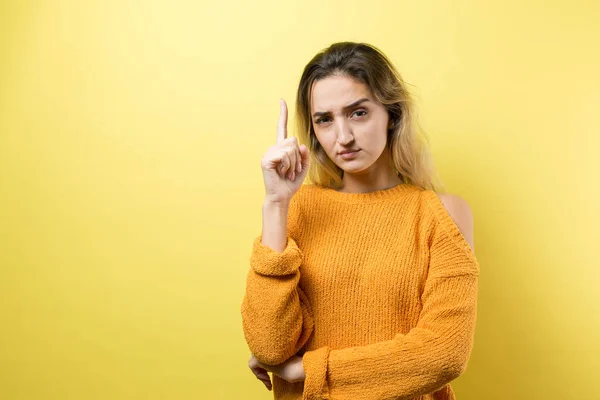 Jovem Caucasiana Feliz Modelos Gestos Emocionais Fundo Estúdio — Fotografia de Stock