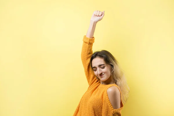 Jovem Caucasiana Feliz Modelos Gestos Emocionais Fundo Estúdio — Fotografia de Stock