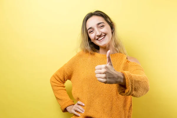 Jovem Caucasiana Feliz Modelos Gestos Emocionais Fundo Estúdio — Fotografia de Stock