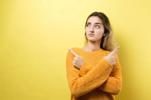 Jovem Caucasiana Feliz Modelos Gestos Emocionais Fundo Estúdio — Fotografia de Stock