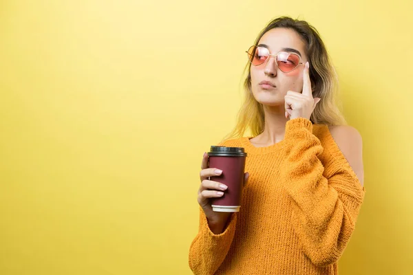 배경에 커피를 오렌지 스웨터를 안경을 — 스톡 사진