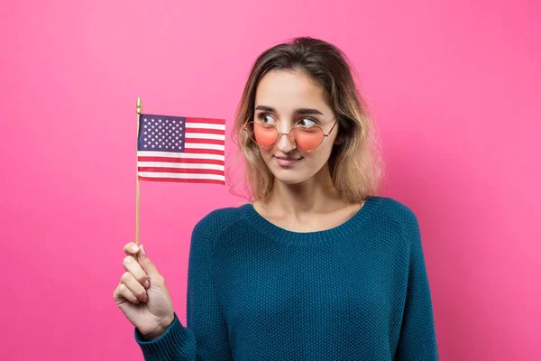 Glad Ung Kvinna Hjärtformade Glasögon Som Håller Amerikansk Flagga Mot — Stockfoto