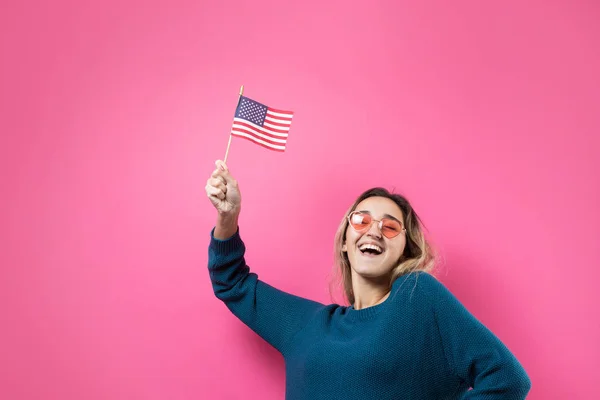 Щаслива Молода Жінка Формі Серця Окуляри Американським Прапором Студійному Рожевому — стокове фото
