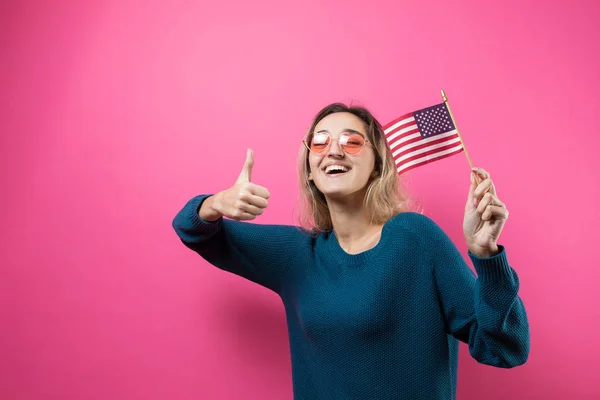 Glad Ung Kvinna Hjärtformade Glasögon Som Håller Amerikansk Flagga Mot — Stockfoto