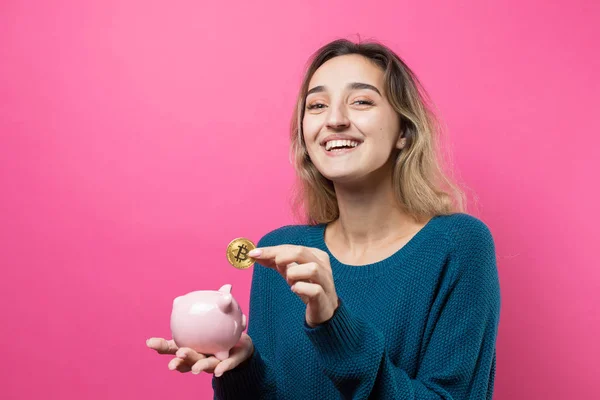 Mladá Krásná Žena Prasátko Banka Růžovém Pozadí — Stock fotografie