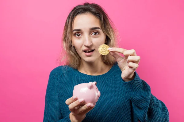 Joven Hermosa Mujer Con Alcancía Sobre Fondo Rosa — Foto de Stock