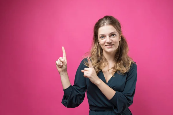 Felice Giovane Donna Caucasica Modelli Gesti Emotivi Sullo Sfondo Dello — Foto Stock