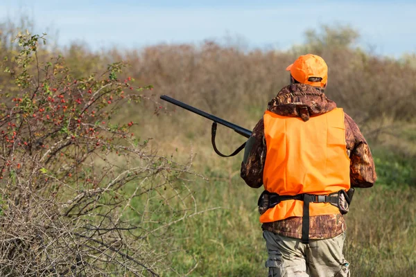 Man Gun His Hands Orange Vest Pheasant Hunt Wooded Area — Stock Photo, Image
