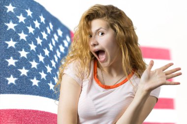 Amerikan bayrağının arka planında genç bir bayanın portresi. Vatanseverlik kavramı. Duygusal bir kız Amerika 'nın neşesini gösteriyor.