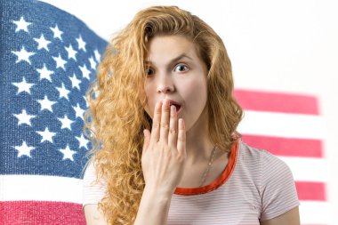 Amerikan bayrağının arka planında genç bir bayanın portresi. Vatanseverlik kavramı. Duygusal bir kız Amerika 'nın neşesini gösteriyor.