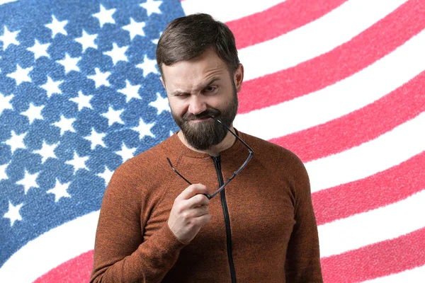 Portret Van Een Jongeman Achtergrond Van Vlag Van Usa Begrip — Stockfoto