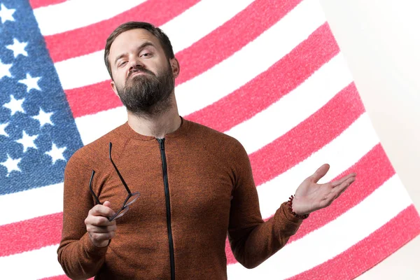 Portret Van Een Jongeman Achtergrond Van Vlag Van Usa Begrip — Stockfoto