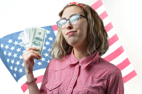 アメリカ国旗を背景にドルを手にした少女の肖像画 愛国心の概念 — ストック写真