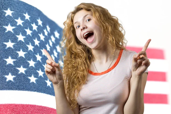 Portret Młodej Damy Tle Flagi Usa Koncepcja Patriotyzmu Emocjonalna Dziewczyna — Zdjęcie stockowe