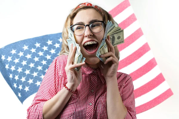 Portrét Mladé Dívky Dolary Ruce Pozadí Vlajky Usa Pojem Vlastenectví — Stock fotografie